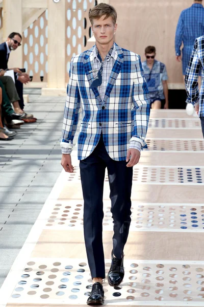Look 16